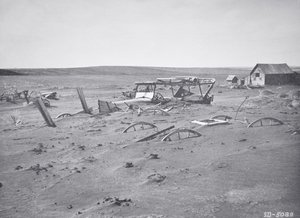 Auto und landwirtschaftliche Maschinen, die von Staub und Sand begraben wurden, Dallas, South Dakota von American Photographer