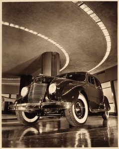 Chrysler Airflow Four Door Sedan, veröffentlicht 1937 (Sepia-Foto) von American Photographer