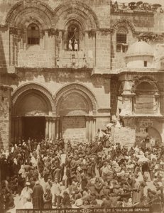 Kirche des Heiligen Grabes, Jerusalem, mit dem von Pilgern überfüllten Hof zu Ostern, 1898-1911 von American Photographer