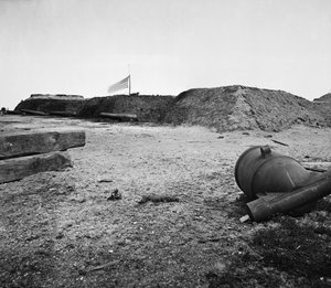 Verlassener konföderierter Mörser in verlassenem Fort Johnson, Charleston Harbor, South Carolina