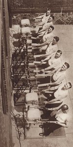 Elektrische Vibrationsmaschinen zur Fitness und Gewichtsabnahme (s/w Foto) von American Photographer