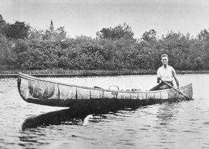 Franklin D. Roosevelt (1882-1945) paddelt ein Birkenkanu auf Campobello Island, New Brunswick