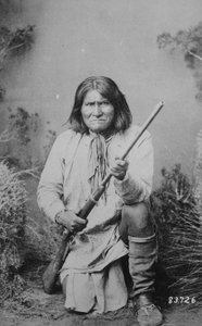 Geronimo mit einem Gewehr, 1884