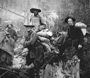 Goldsucher auf dem Weg ins Yukon-Territorium, Kanada, während des Klondike-Goldrauschs (1897-98) von American Photographer