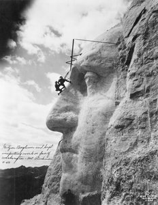 Gutzon Borglum inspiziert die Arbeiten an Washington am Mount Rushmore, 1932
