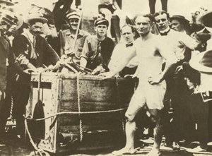 Harry Houdini wird 1907 in den eisbedeckten Detroit River hinabgelassen von American Photographer