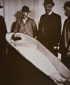 Jesse James in seinem Sarg nach seiner Erschießung im Jahr 1882