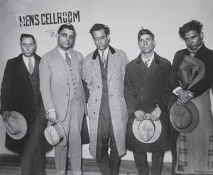 Joe Aiello (1891-1930) mit seinen Handlangern in Polizeigewahrsam von American Photographer