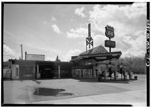 Lindholm Oil Company Service Station, Cloquet, Minnesota (s/w Foto) von American Photographer