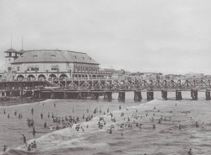Long Beach, Kalifornien: Kommunales Auditorium und Badeszene von American Photographer