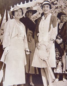 Mrs. Helen Wills Moody (rechts), die amerikanische Tennismeisterin, trifft die Herzogin von York im All-England Club in Wimbledon während der Lawn Tennis Meisterschaft 1935 von American Photographer