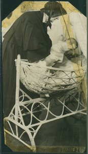 New York Foundling Hospital - Schwester Anna Michella mit Baby und Wiege