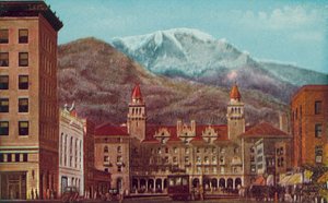 Pikes Peak Avenue, Colorado Springs, Colorado, Pikes Peak in der Ferne von American Photographer
