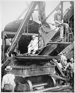 Präsident Theodore Roosevelt in einer riesigen Dampfschaufel am Culebra Cut während des Baus des Panamakanals, November 1906 (s/w Foto)