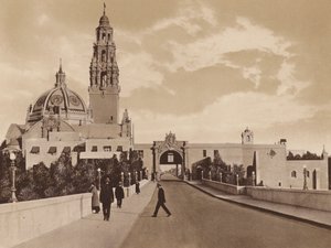 San Diego: Westtor zur Panama-Kalifornien-Ausstellung mit Turm und Kuppel des Kalifornien-Gebäudes (s/w Foto) von American Photographer