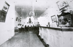 Der Long Branch Saloon, Dodge City, Kansas, ca. 1880 von American Photographer