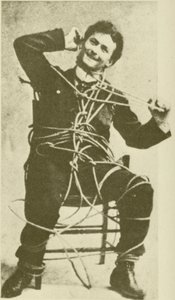 Der junge Harry Houdini bei einem Entfesselungstrick mit Seilen im Jahr 1898 von American Photographer