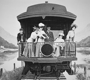 Touristen machen landschaftliche Fotos von der hinteren Aussichtsplattform eines Union Pacific Zuges von American Photographer