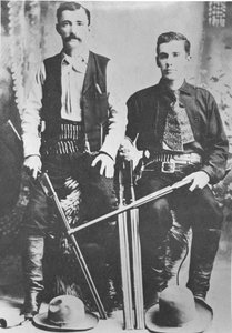 Wells Fargo Kutschbote bewaffnet mit Schrotflinten und Winchester-Repetiergewehren von American Photographer