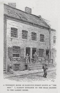 Ein Mietshaus in der Hamilton Street, bekannt als "Das Schiff," 1, Schmaler Eingang zum Hinterhaus führend zu den Dachzimmern