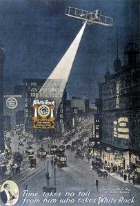 Alkoholwerbung „White Rock“: Ein Flugzeug beleuchtet das „White Rock“-Plakat an einem Gebäude am Times Square in New York. 1912. von American School