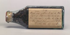 Teeblätter der Boston Tea Party in einer Glasflasche, gesammelt von T.M. Harris, Dorchester Neck, Dezember 1773 von American School