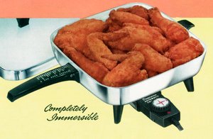 Hähnchenbraten in einer Retro-Elektropfanne von American School