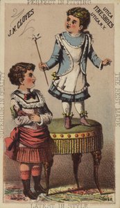 Mädchen steht auf Fußschemel