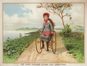 Mädchen fährt Dreirad auf dem Land von American School