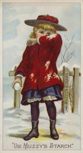 Mädchen mit Schneeball in der Hand schützt Gesicht