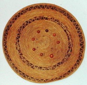Pomo Spieltablett mit Eichelwürfeln, aus Kalifornien von American School