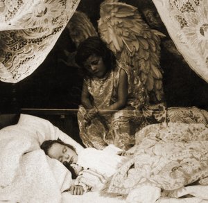 Schlafendes Mädchen, das von ihrem Schutzengel bewacht wird, 1898 (Stereograph) von American School