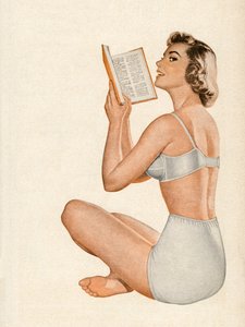 Frau in Unterwäsche sitzt und liest ein Buch