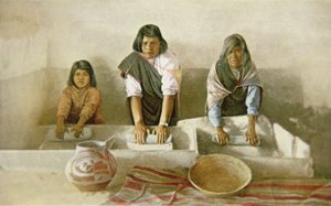 Frauen mahlen Mais, Pueblo von Laguna, ca. 1905 von American School