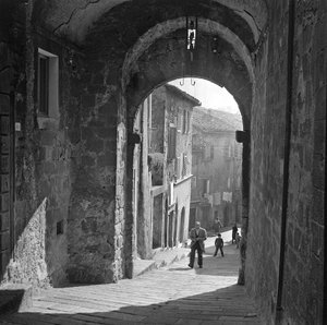 Straßenansicht in Abbadia San Salvatore, Siena, Toskana, Italien von Ando Gilardi
