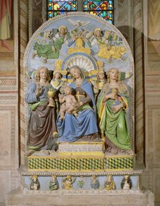 Madonna und Kind auf dem Thron, der Medici-Kapellenaltar von Andrea Della Robbia