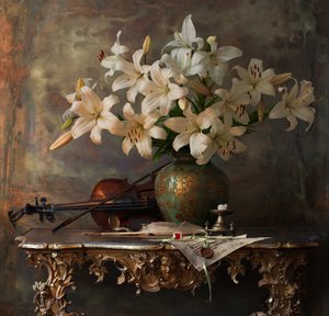 Elegante Lilien und Violine