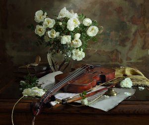Weiße Rosen und Violine
