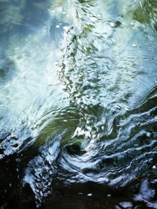 Tiefblaue Wasserspirale von Angelo Cerantola