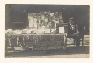 Buchhändler Frederik Coster neben seinem Bücherstand auf dem Hofplein in Alkmaar