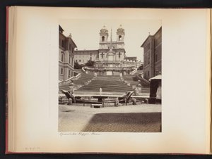 Ansicht der Spanischen Treppe, der Piazza di Spagna und der Trinità dei Monti in Rom, Italien
