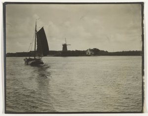 Blick über einen Fluss oder das IJsselmeer, mit einem Segelschiff und einer Mühle, Niederlande von Anonymous
