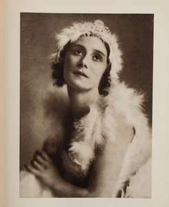 Anna Pavlova im Ballett Der sterbende Schwan von Camille Saint-Saens von Anonymous Anonymous
