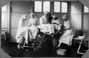 Erster Weltkrieg 1914-1918: Ärzte und Krankenschwestern des Roten Kreuzes (Therese Pavillou?) behandeln die Wunden eines Soldaten, der im Lager von Couville in der Manche, Basse-Normandie (Niedernormandie), Frankreich, in Chloroform schläft. Anonyme Fotogr von Anonymous Anonymous