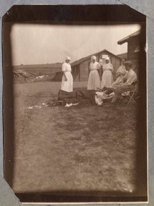 Erster Weltkrieg 1914-1918: Heliotherapie. Verwundete Soldaten und Krankenschwestern des Französischen Roten Kreuzes, Lager von Couville in der Manche, Untere Normandie, Frankreich. Anonyme Fotografie Juli 1917. Private Sammlung, Stella.
