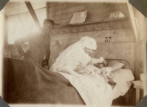 Erster Weltkrieg 1914-1918: Krankenschwester in einer Bluse rasiert einen Soldaten (französische Kriegswunden liegen im Bett), in Couville, Manche, Niedernormandie, Frankreich. Anonyme Fotografie Juli 1917. Private Sammlung, Stella.
