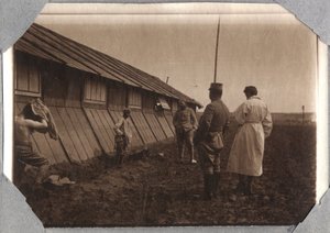 Erster Weltkrieg 1914-1918: Suche nach Köpfen an den Rändern, Lager von Couville im Ärmelkanal, Niedernormandie, Frankreich. Anonyme Fotografie Mai 1917. Private Sammlung, Stella. von Anonymous Anonymous
