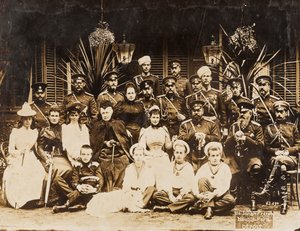 Die Mitglieder der Familie Romanow bei den Sommermanövern in Krasnoje Selo (Sankt Petersburg) von Anonymous Anonymous