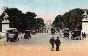 Paris: Verkehr auf der Avenue des Champs Elysees (Champs-Elysees) gesehen vom Place de la Concorde mit dem Arc de Triomphe im Hintergrund. Auf den Seiten, Marlys Pferde. Fotografie von 1920 im „Artistic Album“ der Stadt Paris. Private Sammlung. von Anonymous Anonymous