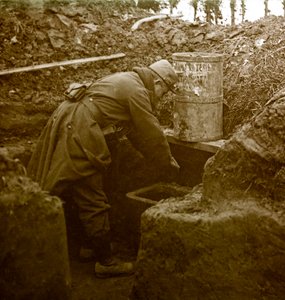 Fotografie - Stereoskopische Glasplatte über den Ersten Weltkrieg: Ein improvisiertes Waschbecken in einem Graben. Private Sammlung von Anonymous Anonymous